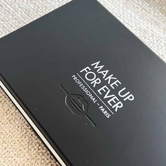 Free with purchase Makeup Forever Rechargeable Refillable Case and Mirror - Picture 5 of 5